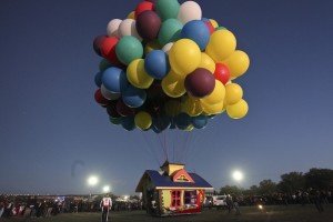 Jonathan Trappe: Cluster Balloon. Flying House. Up.